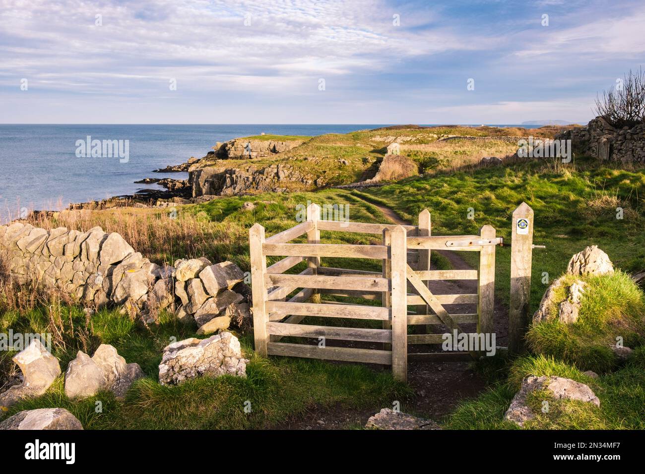 Tor auf dem Fußweg an der walisischen Küste rund um Moelfre, Isle of Anglesey, Wales, Großbritannien Stockfoto