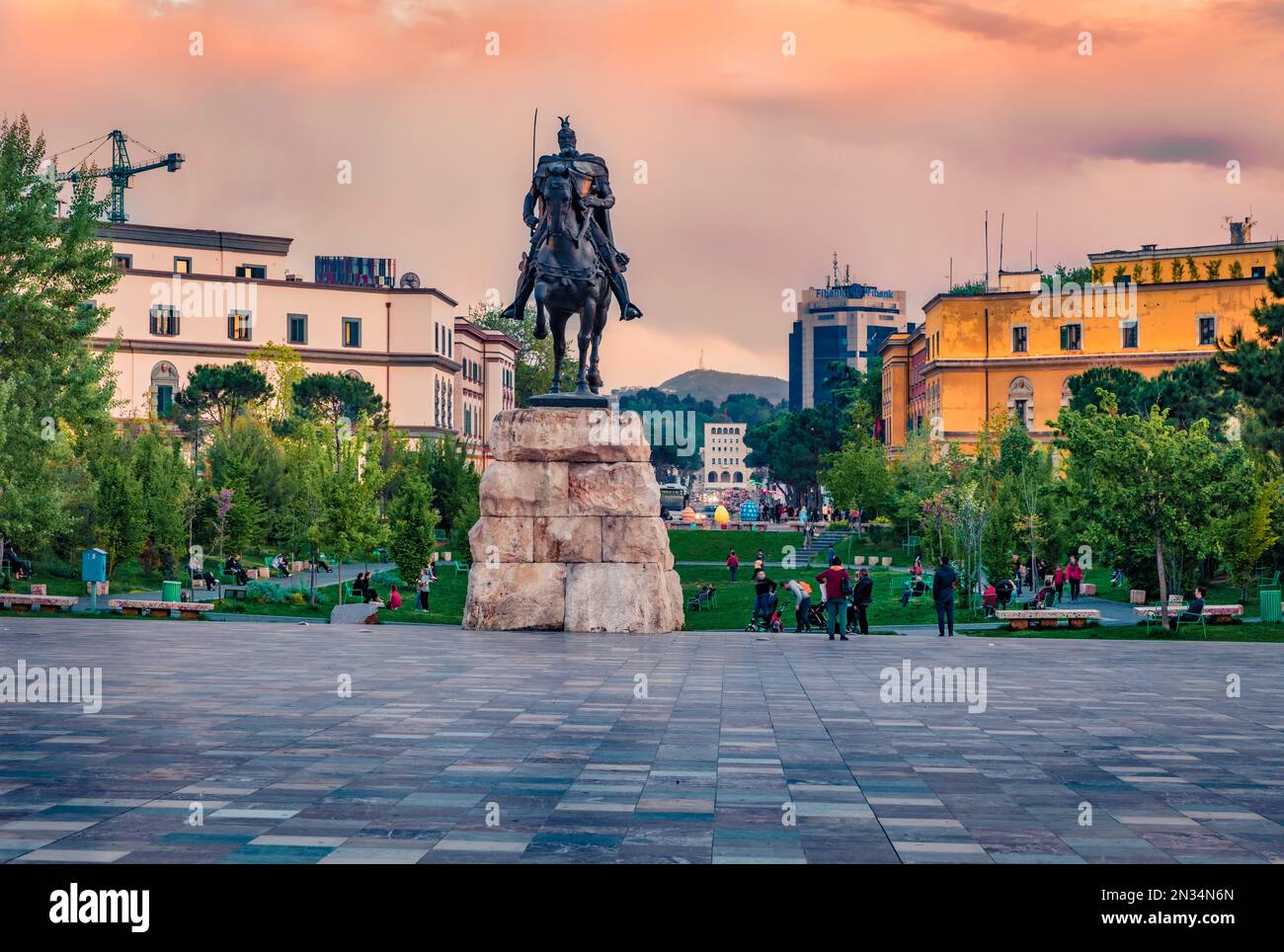 Tirana, Albanien - 29. April 2021: Denkmal von Skanderbeg auf dem Scanderbeg Square. Ein fröhlicher Sonnenuntergang im Frühling in der Hauptstadt Albaniens - Tirana. Stockfoto