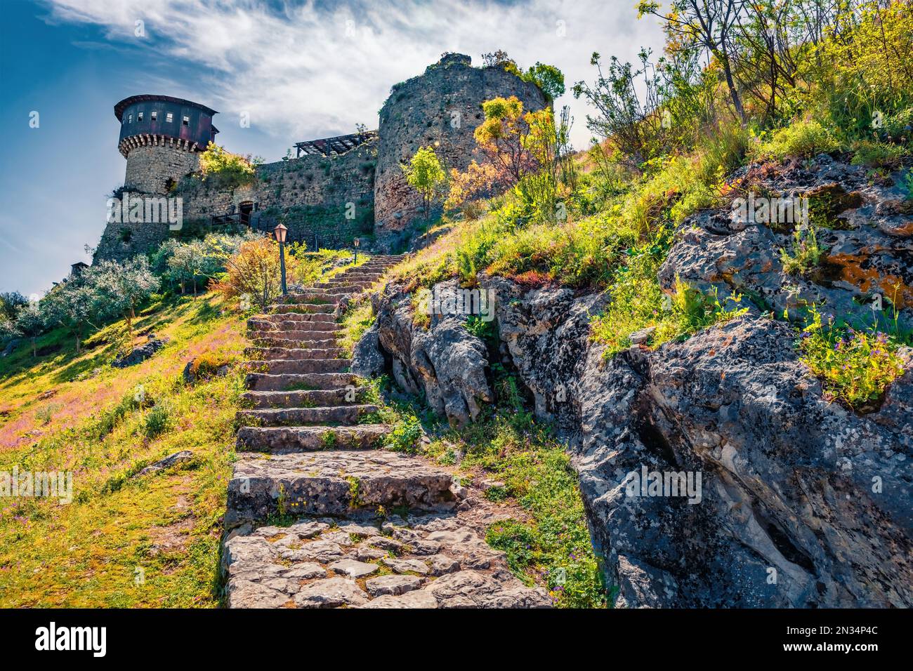 Steintreppe zum Schloss Petrela. Herrliche Frühlingsszene in Albanien, Europa. Eine wunderbare Welt auf dem Balkan. Hintergrund des Reisekonzepts. Stockfoto