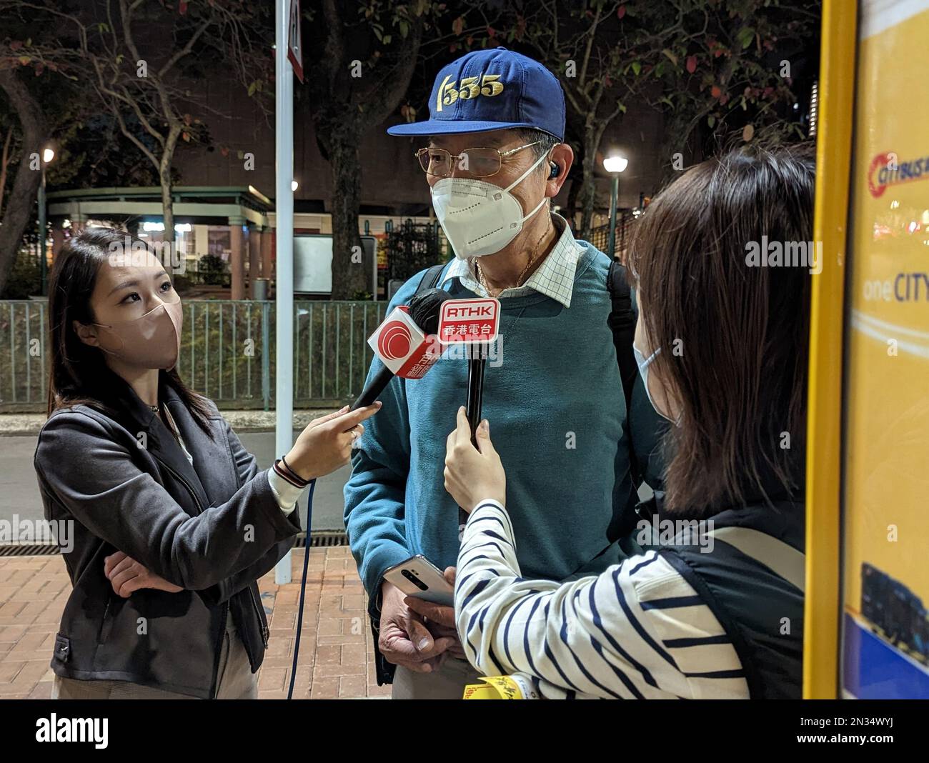 Robert Mak wird neben dem ersten Bus zum Heung Yuen Wai Checkpoint vor der MTR-Station Fanling interviewt. 06FEB23 SCMP/Kahon Chan Stockfoto