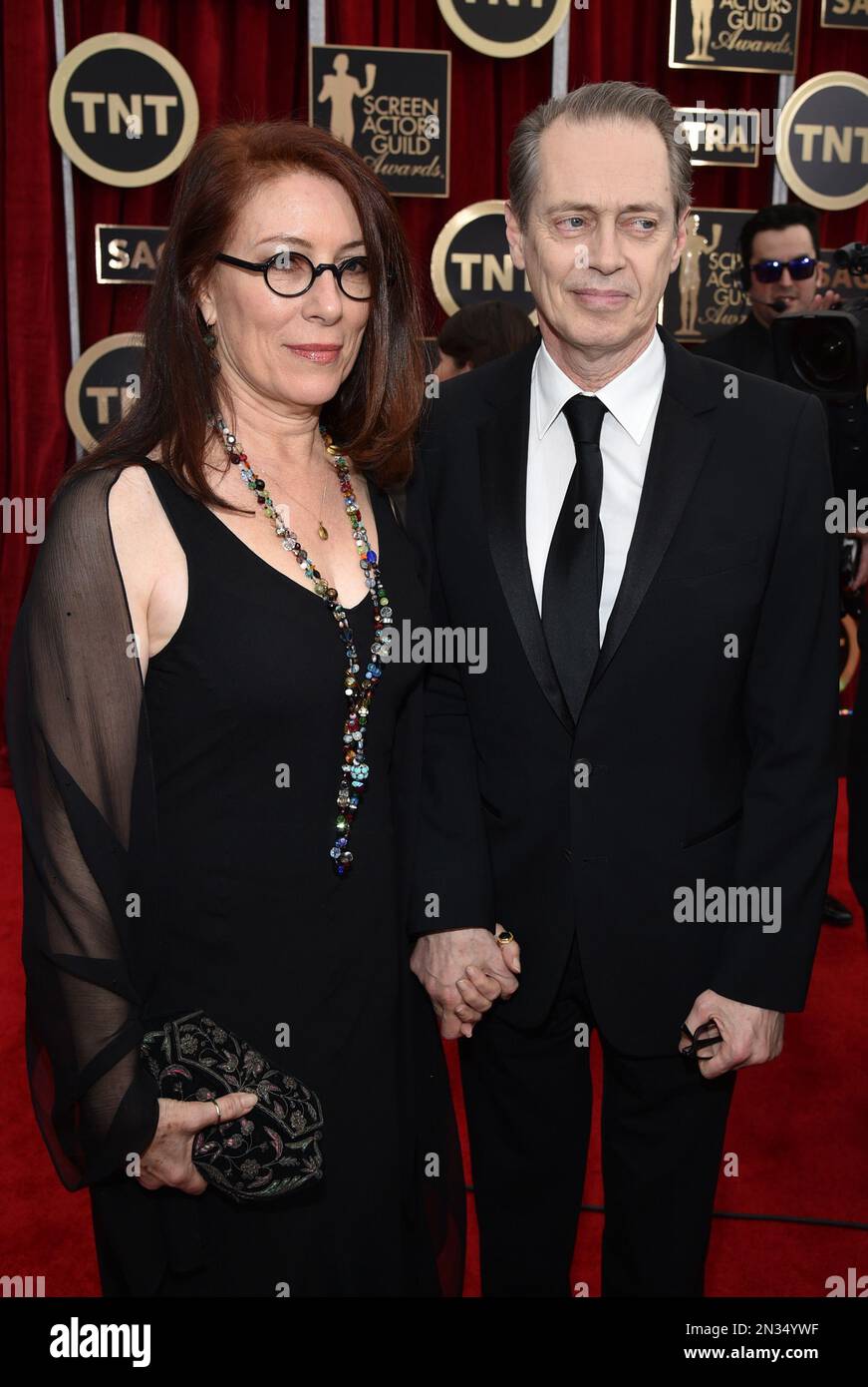 Jo Andres, left, and Steve Buscemi arrive at the 21st annual Screen Actors Guild Awards at the Shrine Auditorium on Sunday, Jan. 25, 2015, in Los Angeles. (Photo by John Shearer/Invision/AP) Stockfoto