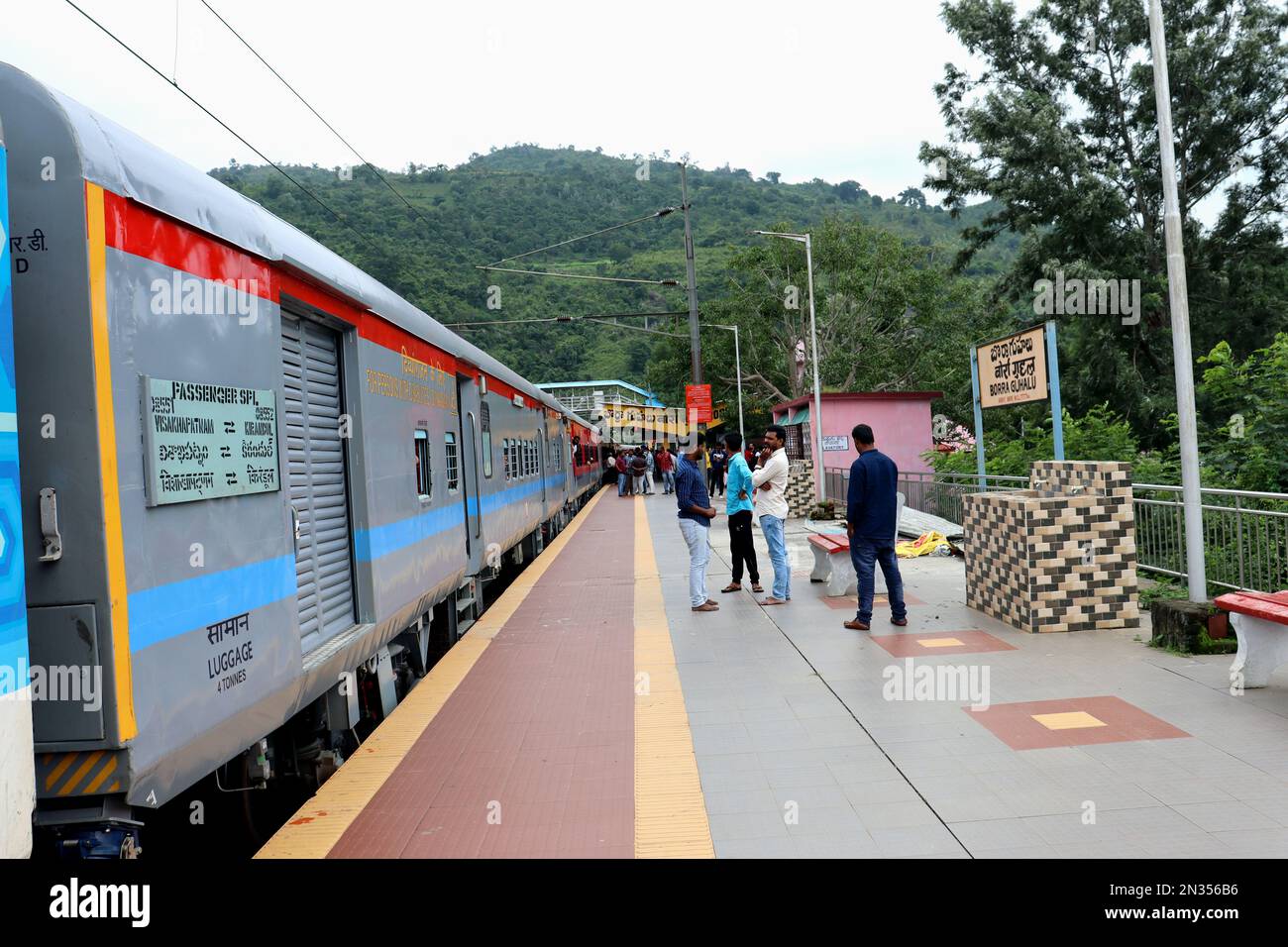 Indische Eisenbahn, Luxusbus indischer Eisenbahnen, Borra Höhle und Araku Tal Tour, beliebte Zugfahrt Stockfoto