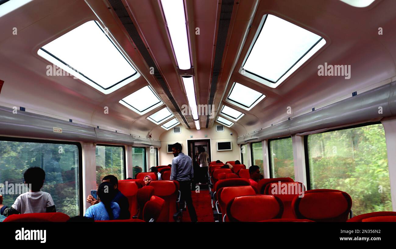 Indische Eisenbahn, Innenraum des vistadome Reisebusses, Luxusbus der indischen Eisenbahn Stockfoto