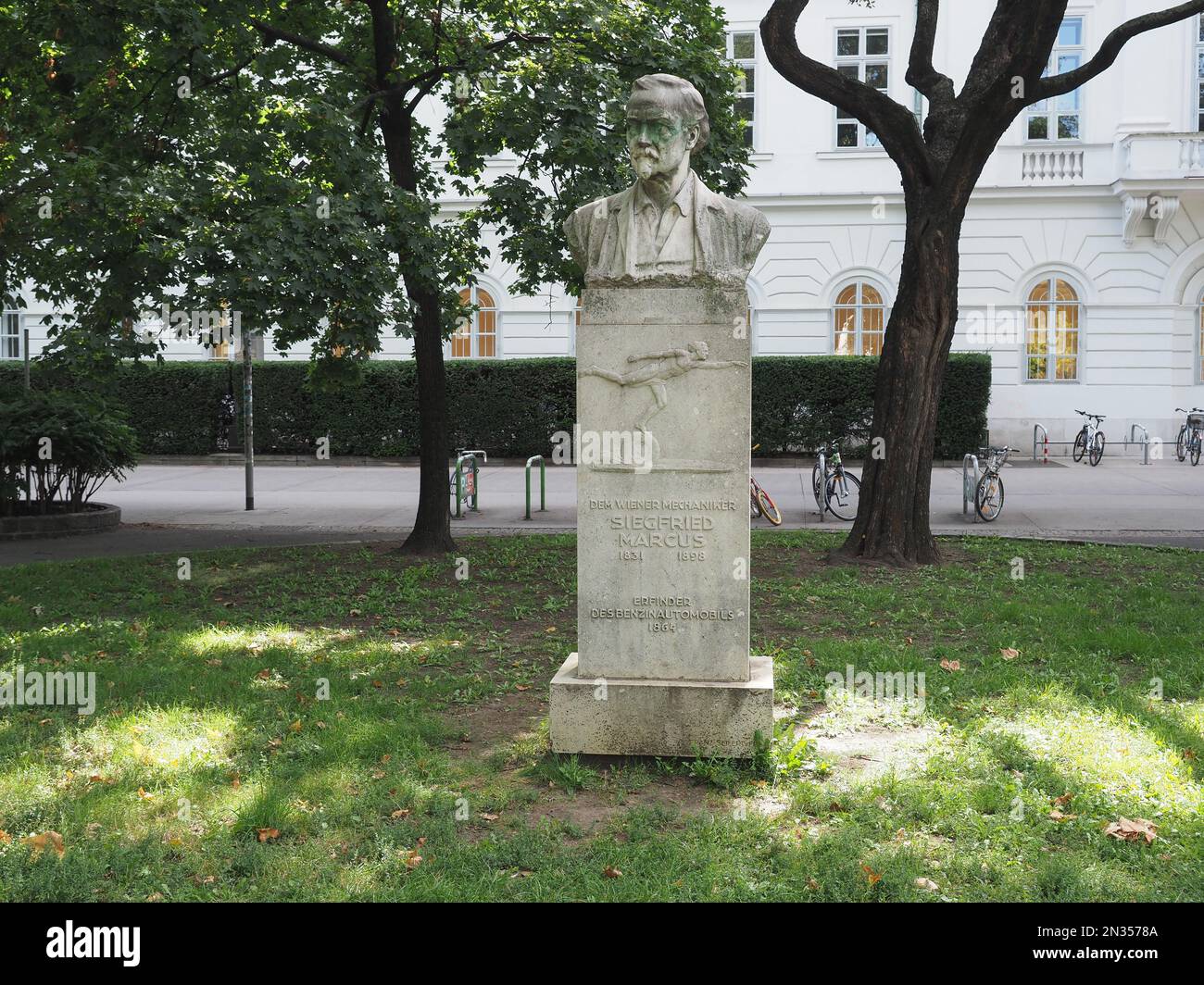 WIEN, ÖSTERREICH - UM SEPTEMBER 2022: Denkmal für Siegfried Marcus Erfinder des Benzinautos des Bildhauers Franz Seifert um 1932 Stockfoto