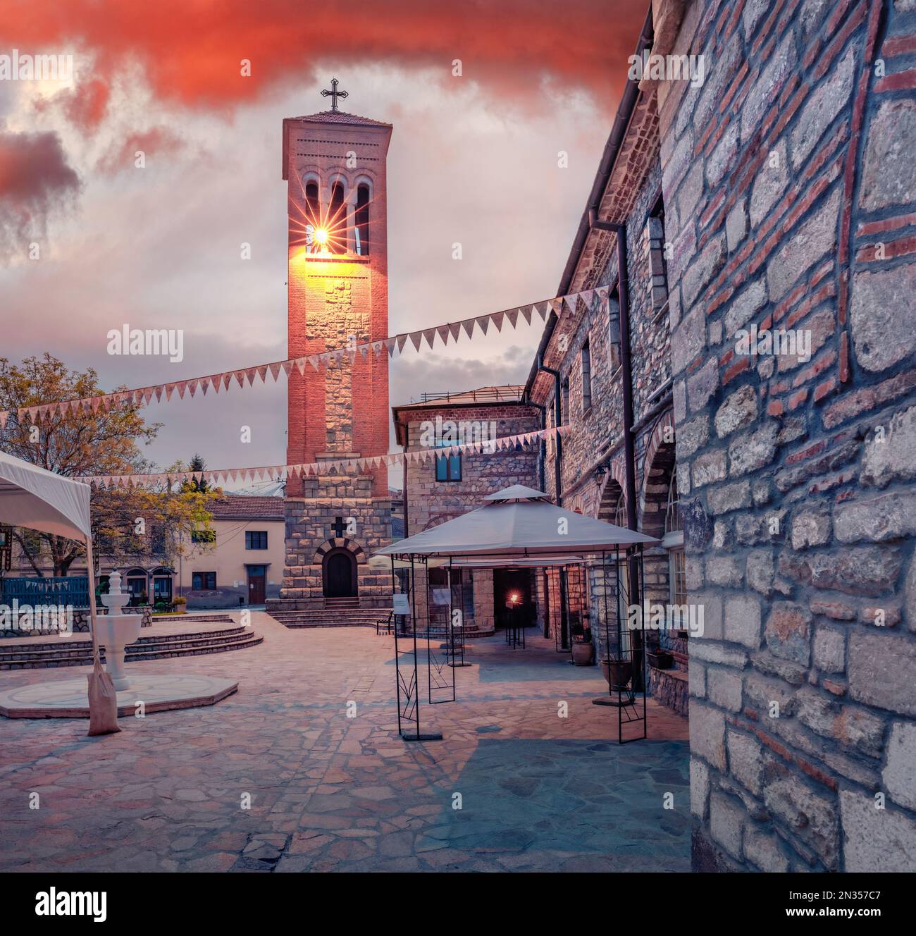 Spektakulärer abendlicher Blick auf St. Demetrius von Thessaloniki Kirche. Atemberaubender Sonnenuntergang in Bitola. Atemberaubende Outdoor-Szene von Nordmazedonien, Europa. Tr Stockfoto