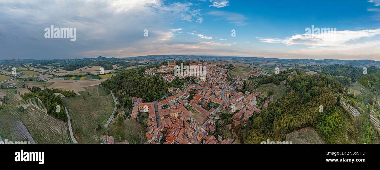 Panorama-Drohnenbild des Castello Cereseto im Piemont am Abend im Sommer Stockfoto