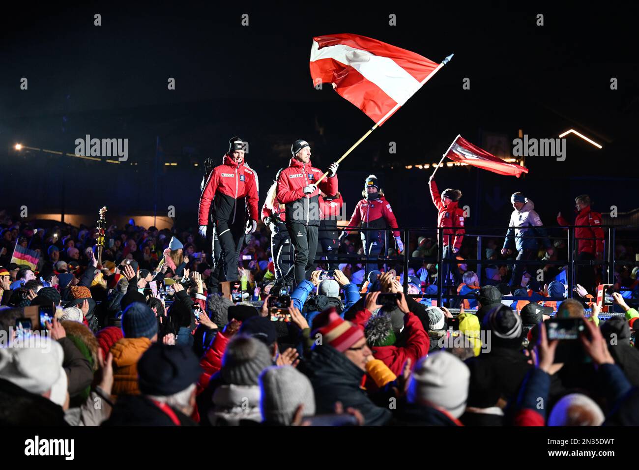 Oberhof, Deutschland. 07. Februar 2023. Sportler aus Österreich kommen anlässlich der Biathlon-Weltmeisterschaft zur Eröffnungszeremonie. Kredit: Hendrik Schmidt/dpa/Alamy Live News Stockfoto