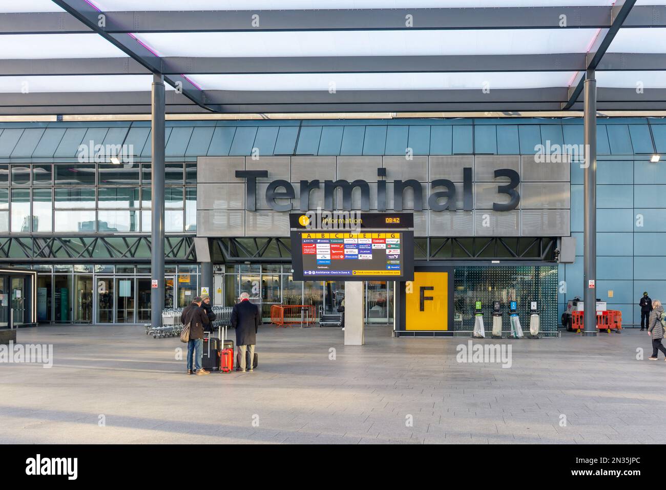 Eingang zu Terminal 3, Heathrow International Airport. London Borough of Hounslow, Greater London, England, Vereinigtes Königreich Stockfoto
