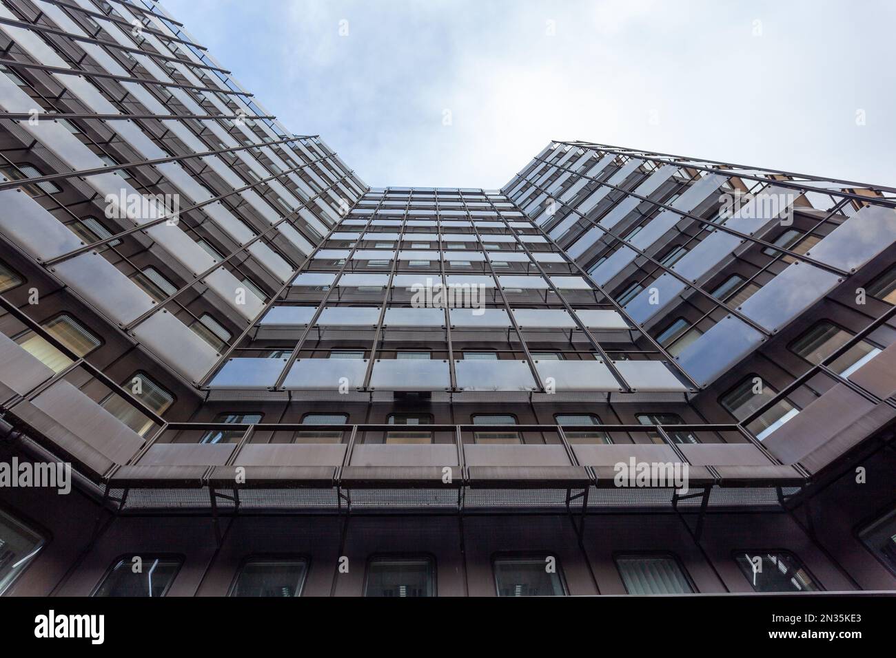 Blick auf das moderne Gebäude von unten in Dortmund. Architektur Stockfoto