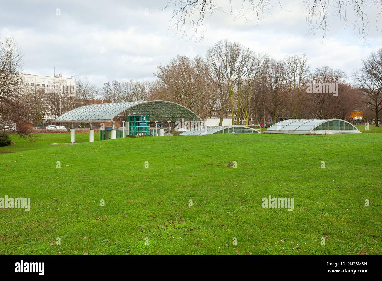 Schöner grüner Rasen in der Nähe von U-Bahnstationen in Dortmund. Parken Stockfoto