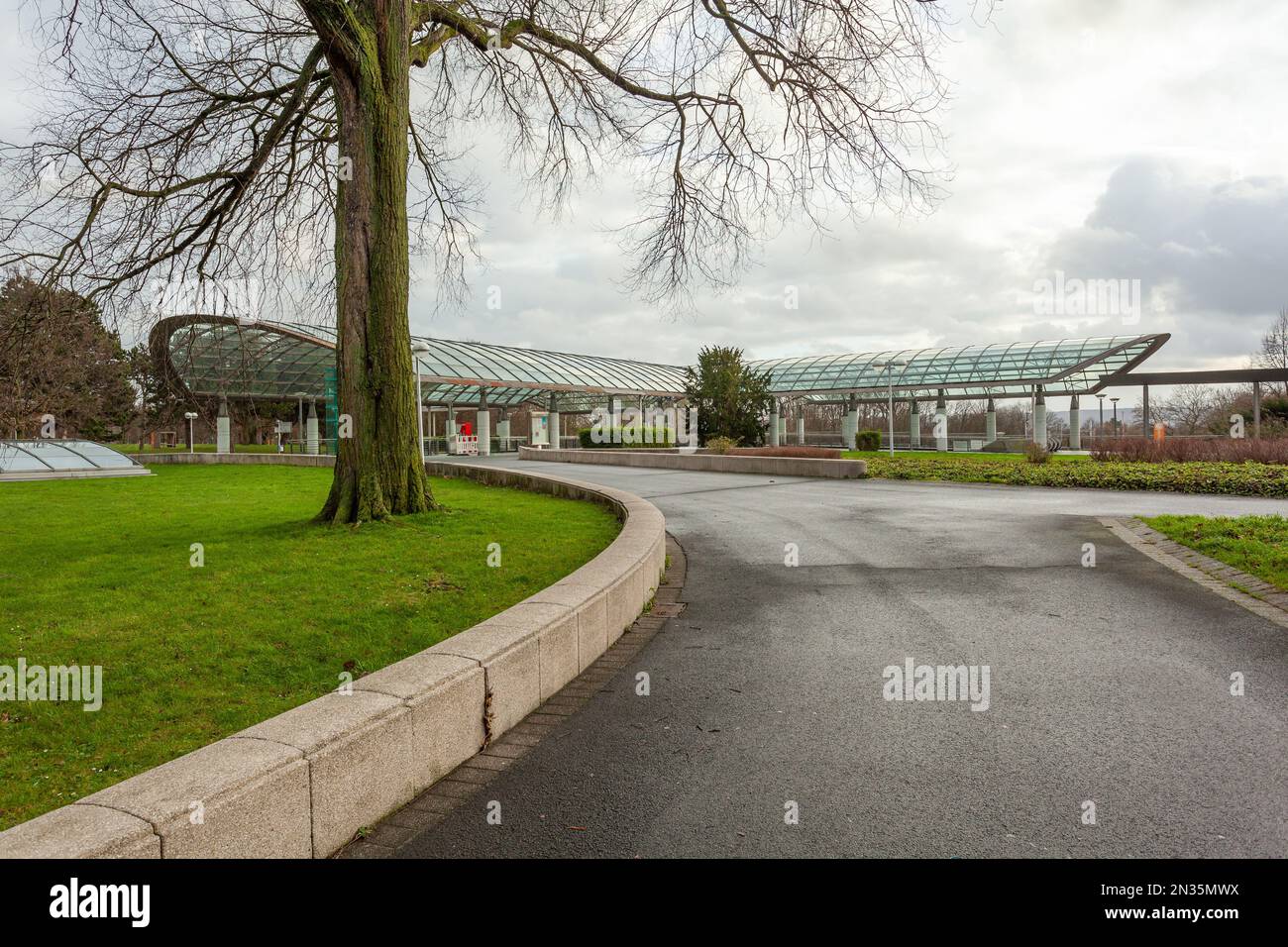 Schöner grüner Rasen in der Nähe von U-Bahnstationen in Dortmund. Parken Stockfoto