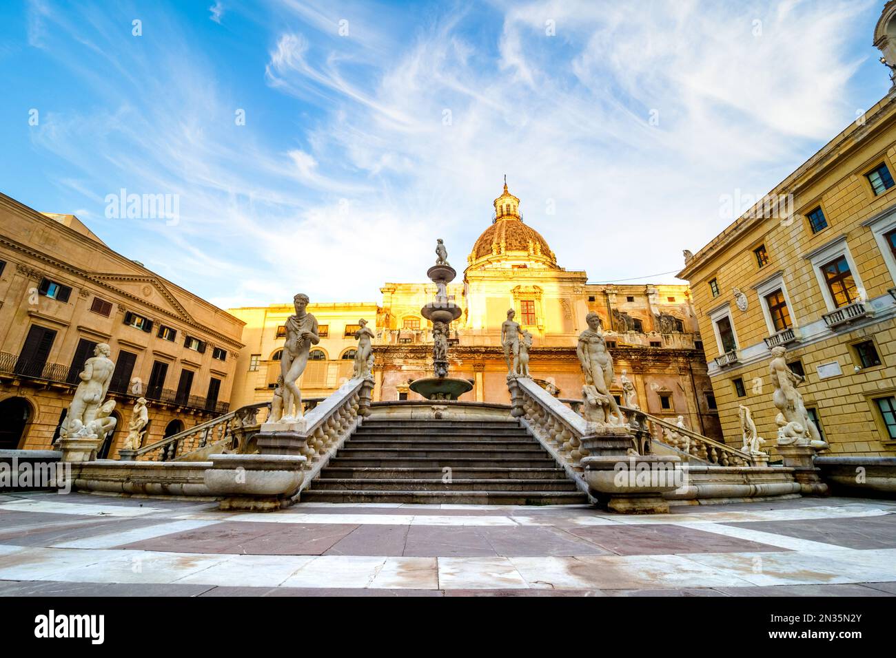 Fontana Pretoria (Prätorischer Brunnen) ist ein monumentaler Brunnen auf der Piazza Pretoria im historischen Zentrum von Palermo. Der Brunnen wurde ursprünglich 1544 in Florenz von Francesco Camilliani gebaut, aber 1574 in Palermo verkauft, transferiert und wieder zusammengebaut. - Sizilien, Italien Stockfoto