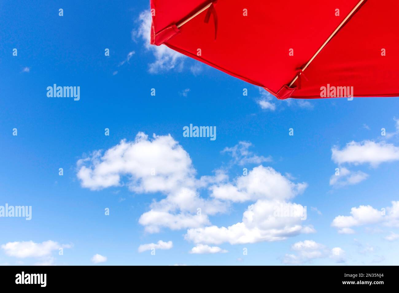 Roter Sonnenschirm am blauen Himmel, Carlisle Bay, Bridgetown, St. Michael Parish, Barbados, Kleine Antillen, Karibik Stockfoto