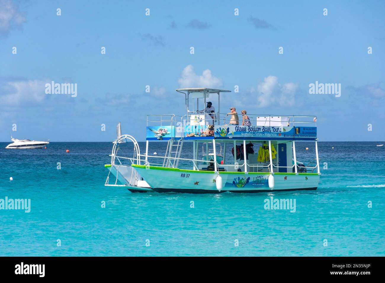 Glasbodenboot am Bayshore Beach, Carlisle Bay, Bridgetown, St Michael Parish, Barbados, Kleine Antillen, Karibik Stockfoto
