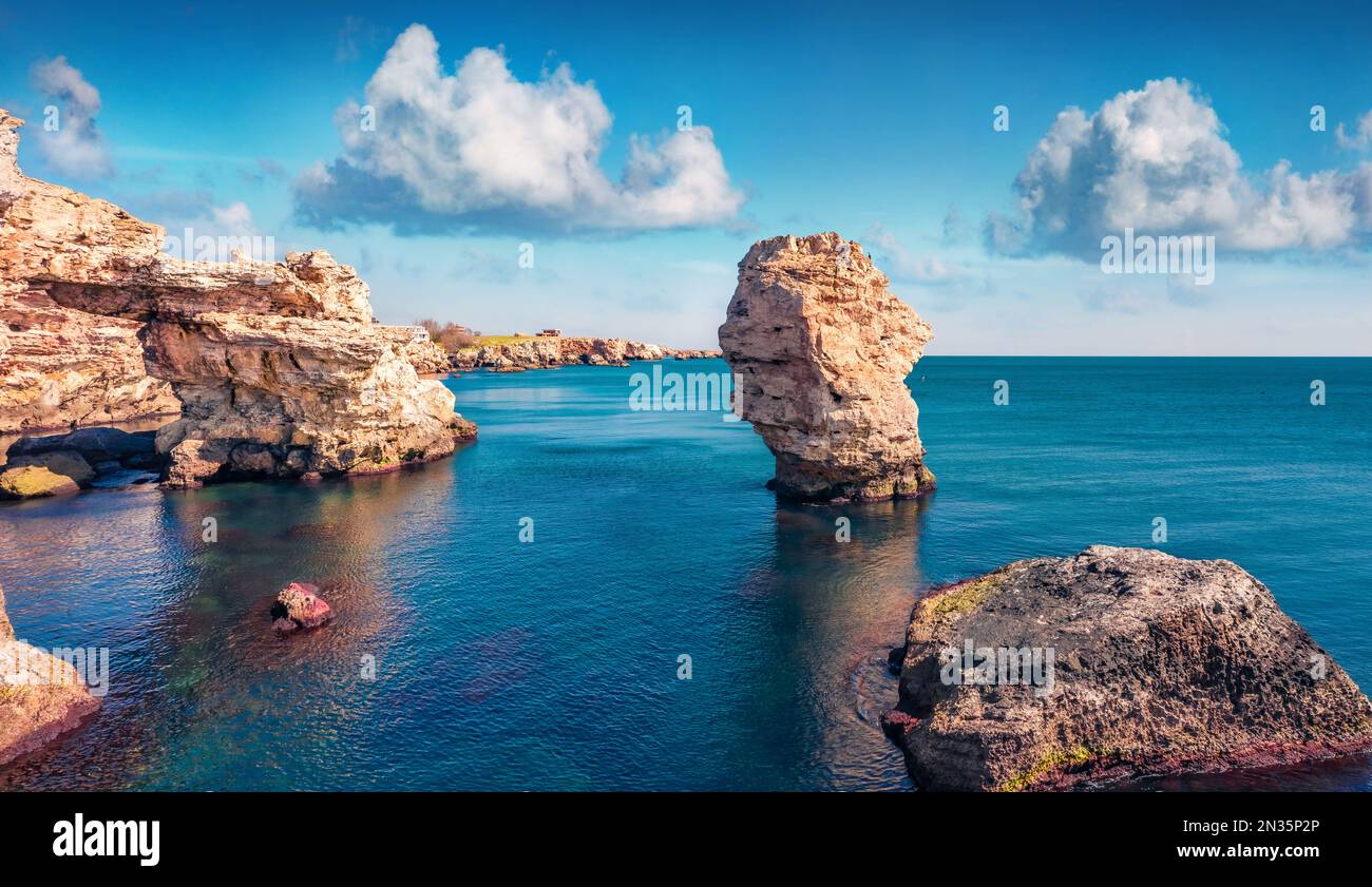 Attraktiver Frühlingsblick auf das beliebte Touristenziel - die Klippen von Tyulenovo. Aufregende morgendliche Meereslandschaft des Schwarzen Meeres. Wundervolle Außenlandschaft Bulgariens, Stockfoto