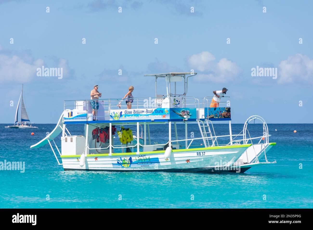 Glasbodenboot am Bayshore Beach, Carlisle Bay, Bridgetown, St Michael Parish, Barbados, Kleine Antillen, Karibik Stockfoto