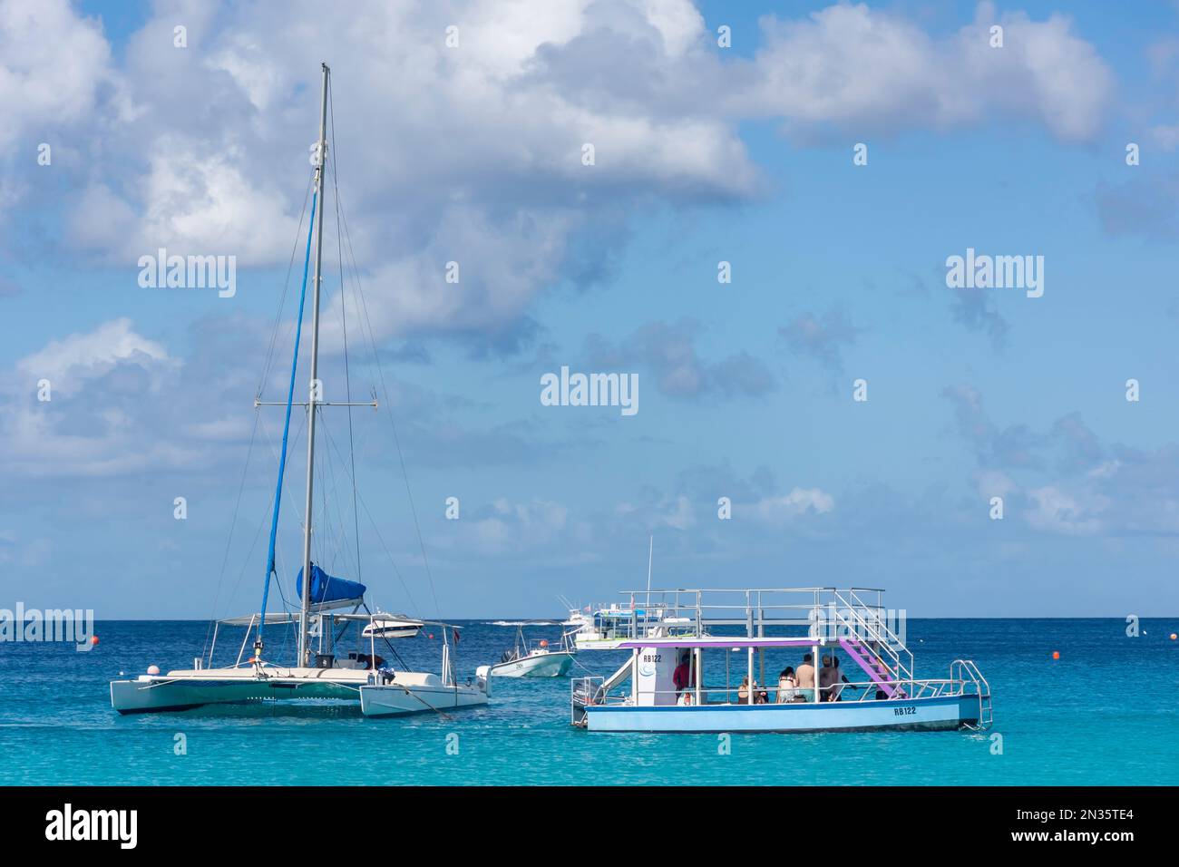 Glasbodenboot und Katamaran an Bayshore Beach, Carlisle Bay, Bridgetown, St Michael Parish, Barbados, Kleine Antillen, Karibik Stockfoto
