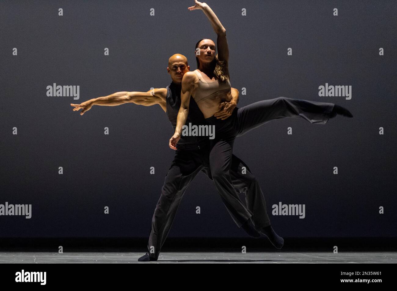 London, Großbritannien. 7. Februar 2023 Mitglieder des Ballets Jazz Montréal treten zum ersten Mal in London „Dance me - Music by Leonard Cohen“ auf. Die zeitgenössischen Tanzchoreographen Andonis Foniadakis, Annabelle Lopez Ochoa und Ihsan Rustem haben ein Werk zur Hommage an den Dichter, Künstler und Songwriter Leonard Cohen aus Montréal geschaffen. Die Show wird von Robomagic Live unterstützt und findet vom 7. Bis 11. Februar in Sadler's Wells statt. Kredit: Stephen Chung / Alamy Live News Stockfoto