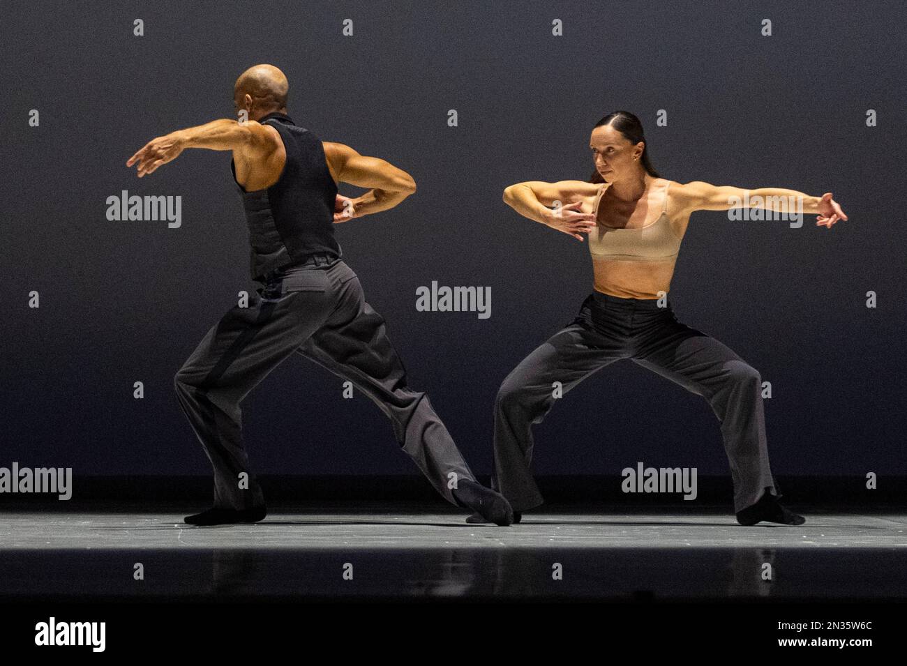 London, Großbritannien. 7. Februar 2023 Mitglieder des Ballets Jazz Montréal treten zum ersten Mal in London „Dance me - Music by Leonard Cohen“ auf. Die zeitgenössischen Tanzchoreographen Andonis Foniadakis, Annabelle Lopez Ochoa und Ihsan Rustem haben ein Werk zur Hommage an den Dichter, Künstler und Songwriter Leonard Cohen aus Montréal geschaffen. Die Show wird von Robomagic Live unterstützt und findet vom 7. Bis 11. Februar in Sadler's Wells statt. Kredit: Stephen Chung / Alamy Live News Stockfoto