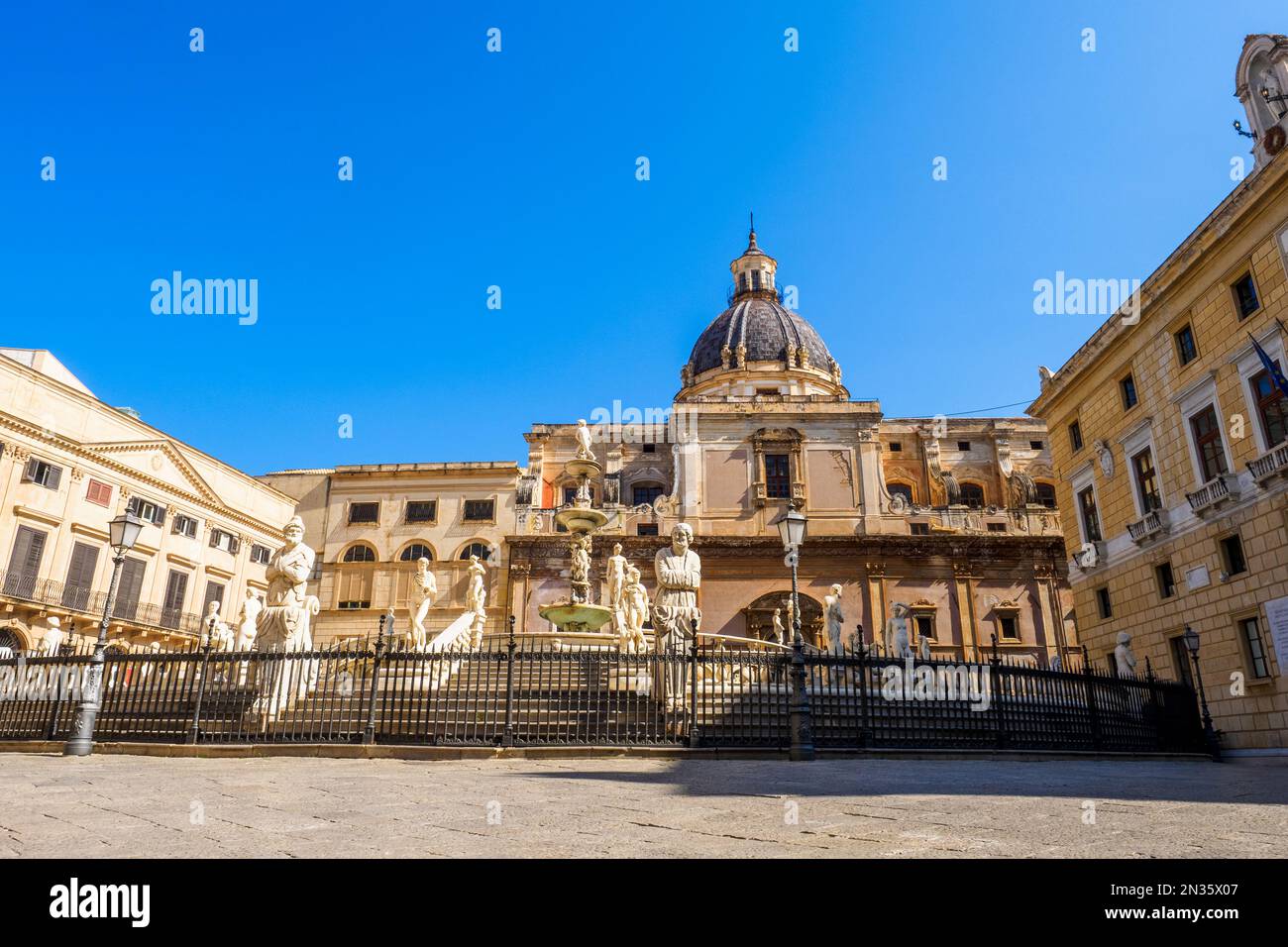 Fontana Pretoria (Prätorischer Brunnen) ist ein monumentaler Brunnen auf der Piazza Pretoria im historischen Zentrum von Palermo. Der Brunnen wurde ursprünglich 1544 in Florenz von Francesco Camilliani gebaut, aber 1574 in Palermo verkauft, transferiert und wieder zusammengebaut. - Sizilien, Italien Stockfoto