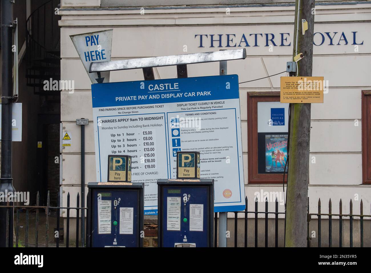 Windsor, Berkshire, Großbritannien. 7. Februar 2023. Es kostet £5 $, eine Stunde auf dem privaten Parkplatz Castle in Windsor (im Bild) zu parken. Touristen, Besucher und Einheimische müssen beim Parken in Parkhäusern in Windsor, die nach Meinung einiger Leute daran hindern, in die Stadt zu kommen, sogenannte „erpresserische“ Parkgebühren zahlen. Kredit: Maureen McLean/Alamy Live News Stockfoto