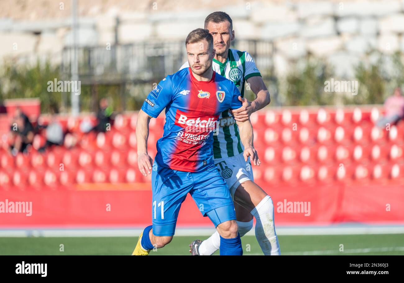 La Nucia, Spanien – 15. Januar 2023. Piast Gliwice Stürmer Rauno Sappinen und Ferencvaros Mitte-Rückseite Adnan Kovacevic während des Club Friendly Ferencvaros Stockfoto