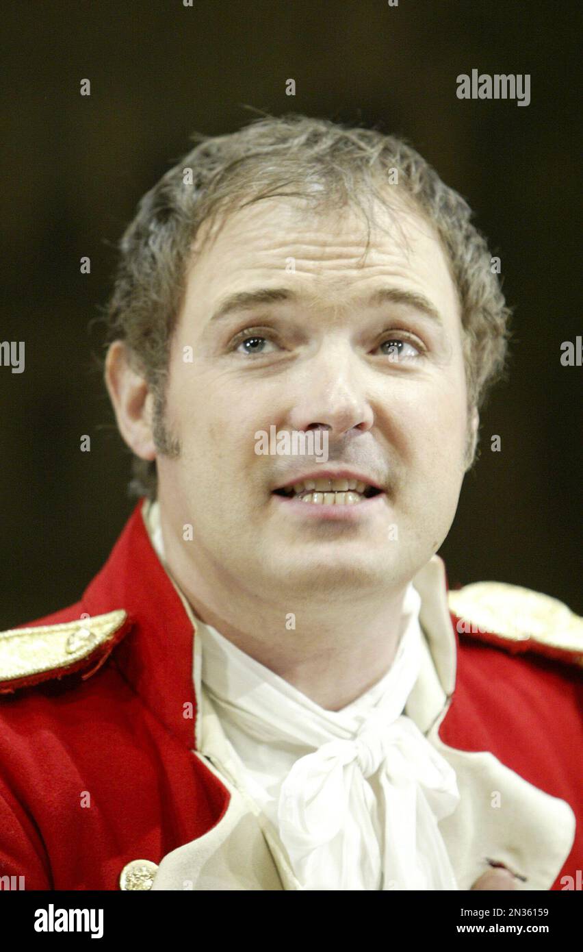 John Leslie (Mr. Wickham) in STOLZ UND VORURTEIL von Jane Austen im Yvonne Arnaud Theatre, Guildford, Surrey, England 16/09/2004, angepasst und Regie von Sue Pomeroy Design: Dennis Saunders Beleuchtung: Steve Barnett Choreographie: Claire Russ Stockfoto