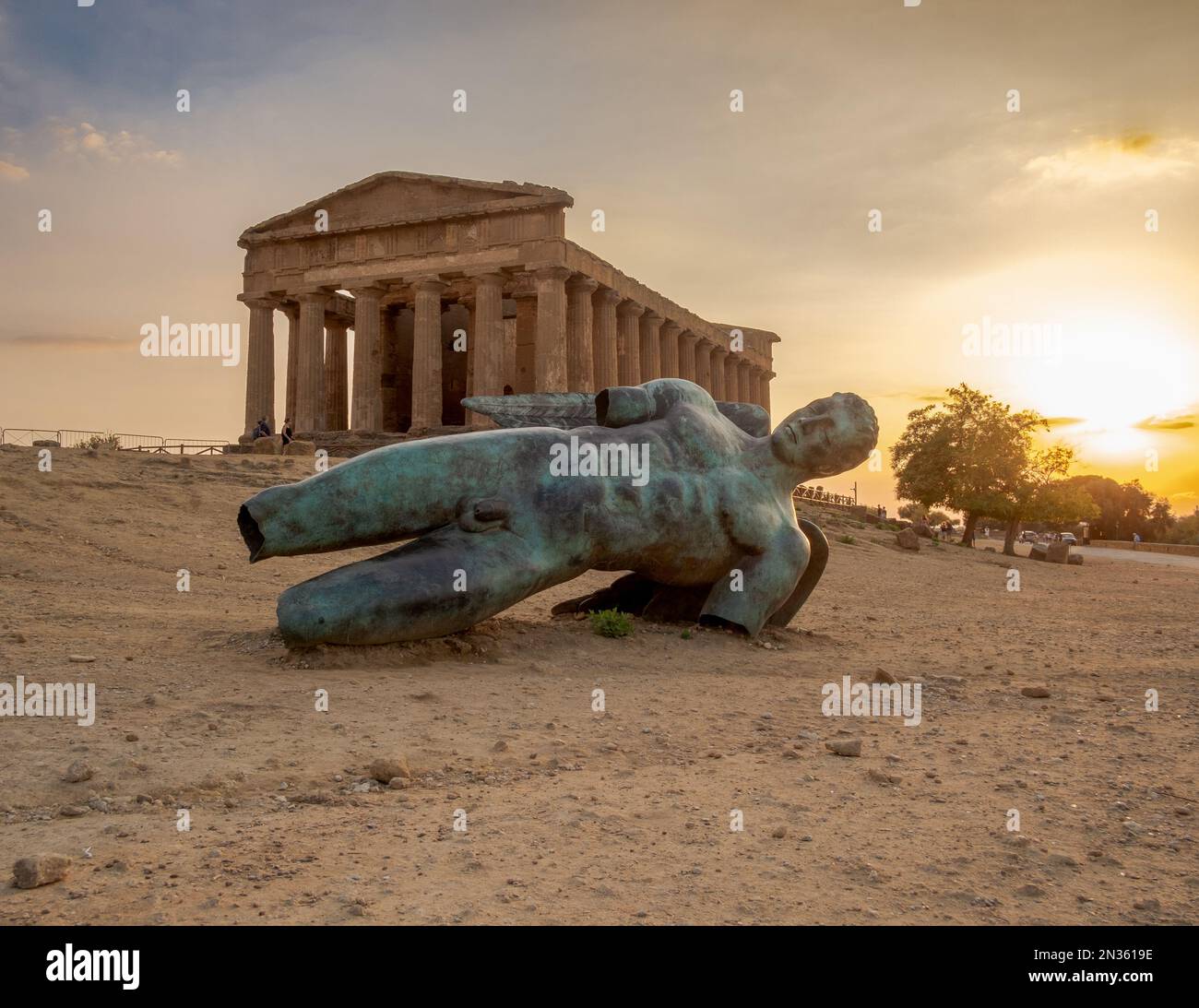 Ikarus, eine moderne Bronzeskulptur, fiel vor den Tempel der Concordia, das Tal der Tempel, die Provinz Agrigento, Sizilien, Italien Stockfoto