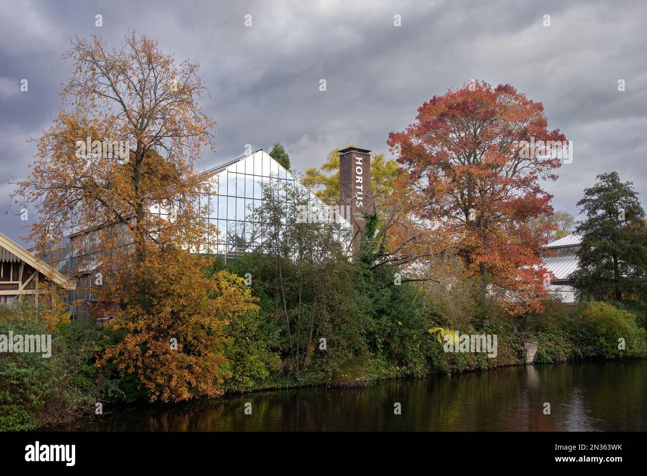 13 November 2021, Leiden, Niederlande, Fassade des Gewächshauses des Hortus botanicus in Leiden. Dies ist der älteste botanische Garten der Niederlande Stockfoto