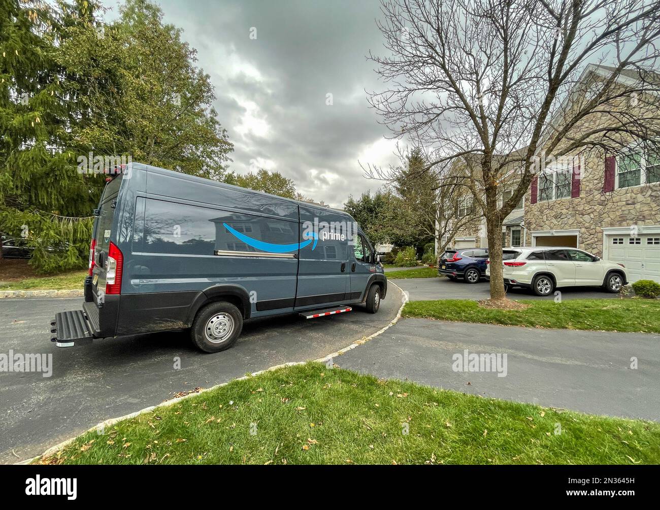 Basking Ridge, NJ, 10-09-2021: Amazon Prime Van steht in einem Wohngebiet, während der Fahrer eine Lieferung vornimmt. Stockfoto