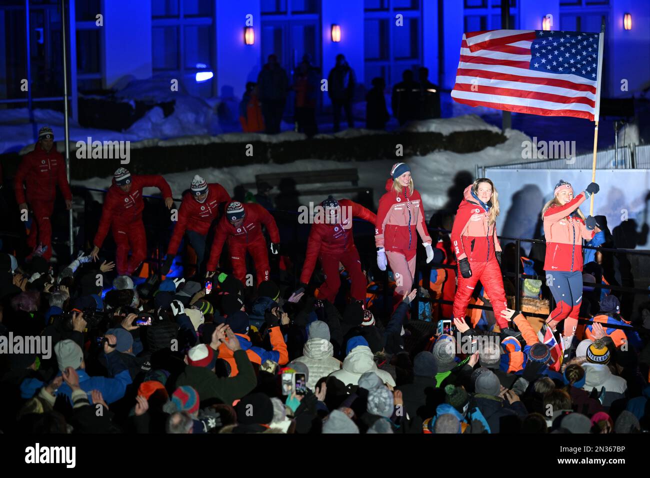 Oberhof, Deutschland. 07. Februar 2023. Sportler aus den USA kommen anlässlich der Biathlon-Weltmeisterschaft zur Eröffnungszeremonie. Kredit: Martin Schutt/dpa/Alamy Live News Stockfoto