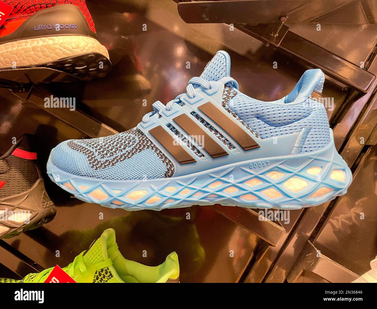 Adidas Sneaker auf Touren bringen. Stockfoto