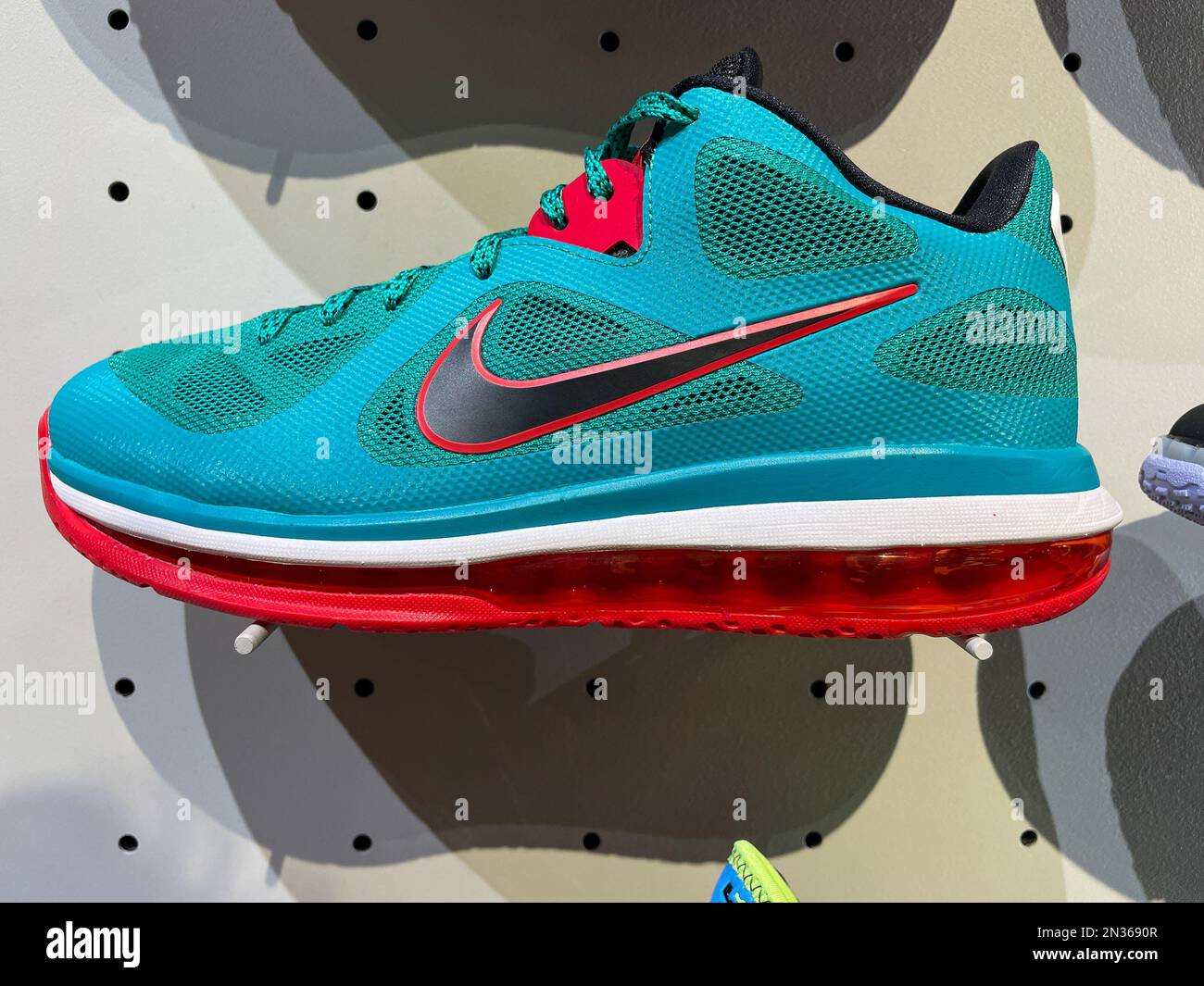 Blaugrüner Nike Sneaker. Stockfoto