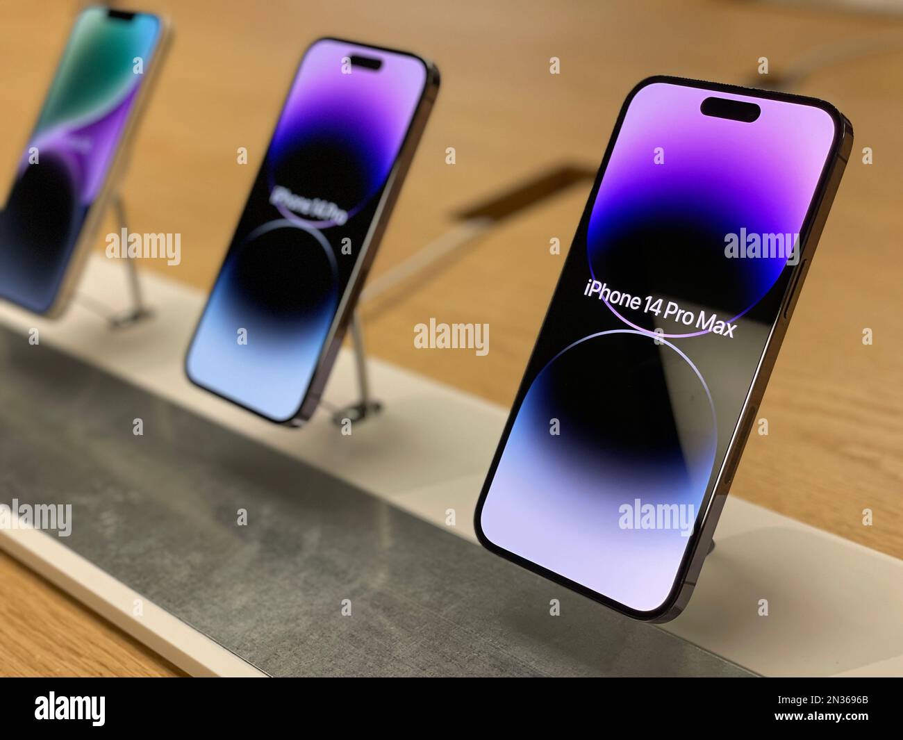 Das neue iPhone 14 Pro max wird in einem Apple Store ausgestellt. Stockfoto