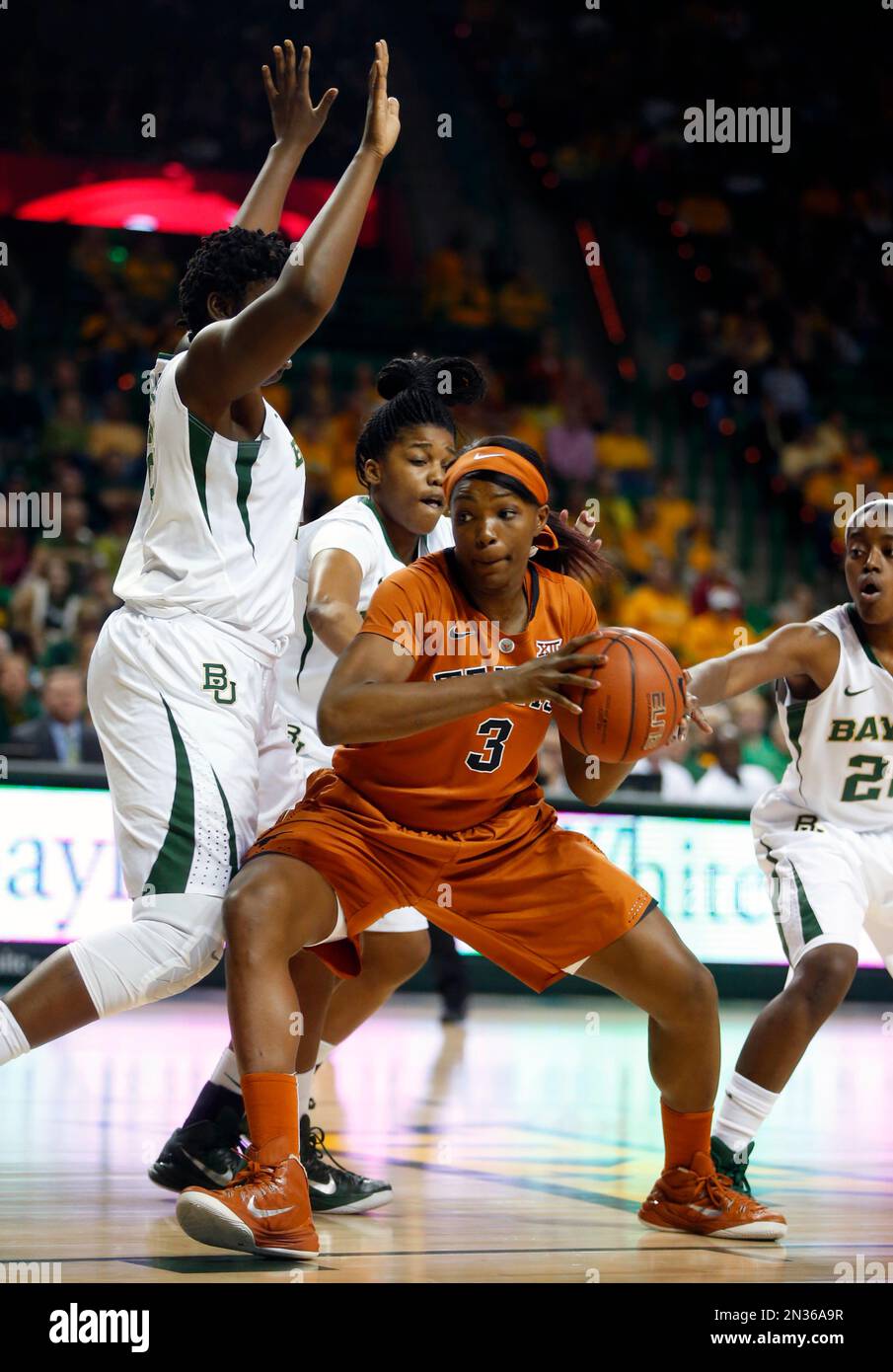 Texas forward Nneka Enemkpali (3) looks toward the basket while driving on Baylor center Sune Agbuke, left, in the first half of an NCAA college basketball game, Monday, Jan. 19, 2015, in Waco, Texas. Enemkpali left the game after an injury. Baylor won 75-58. (AP Photo/Rod Aydelotte) Stockfoto