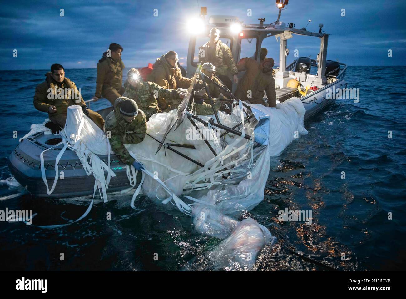 Matrosen, die der Sprengstoffbeseitigungsgruppe 2 zugeteilt sind, erobern einen großen Überwachungsballon vor der Küste von Myrtle Beach, South Carolina, am 5. Februar 2023. Die EODGRU 2 ist ein wichtiger Teil der Navy Expeditionary Combat Force, die explosionsgefährdete Gebiete beseitigt, um Zugang zu Gebieten zu erhalten, in denen der Zugang verweigert wird, die Unterwassergebiete für Bewegungsfreiheit sichert, Beziehungen zu vertrauenswürdigen Partnern aufbaut und pflegt und die Heimat schützt. Auf Anweisung des Präsidenten der Vereinigten Staaten und mit voller Unterstützung der kanadischen Regierung, US-Kampfflugzeuge unter U.S. Die Nördliche Kommandobehörde Stockfoto