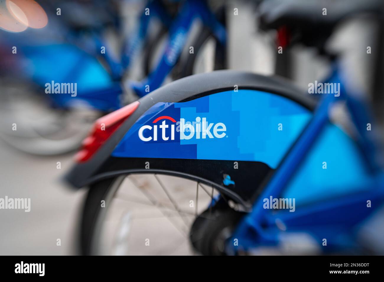Ein selektives Fokusfoto eines Fahrradverleihs aus Citi, das im Meatpacking District von New York geparkt ist. Stockfoto