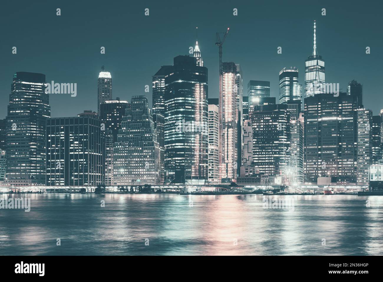 Manhattan Skyline bei Nacht, farbenfrohes Panorama, New York City, USA. Stockfoto