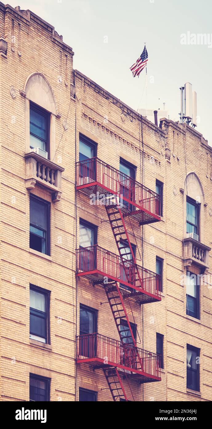 Altes Backsteingebäude mit Feuerleiter, Farbtönung angewendet, New York City, USA. Stockfoto
