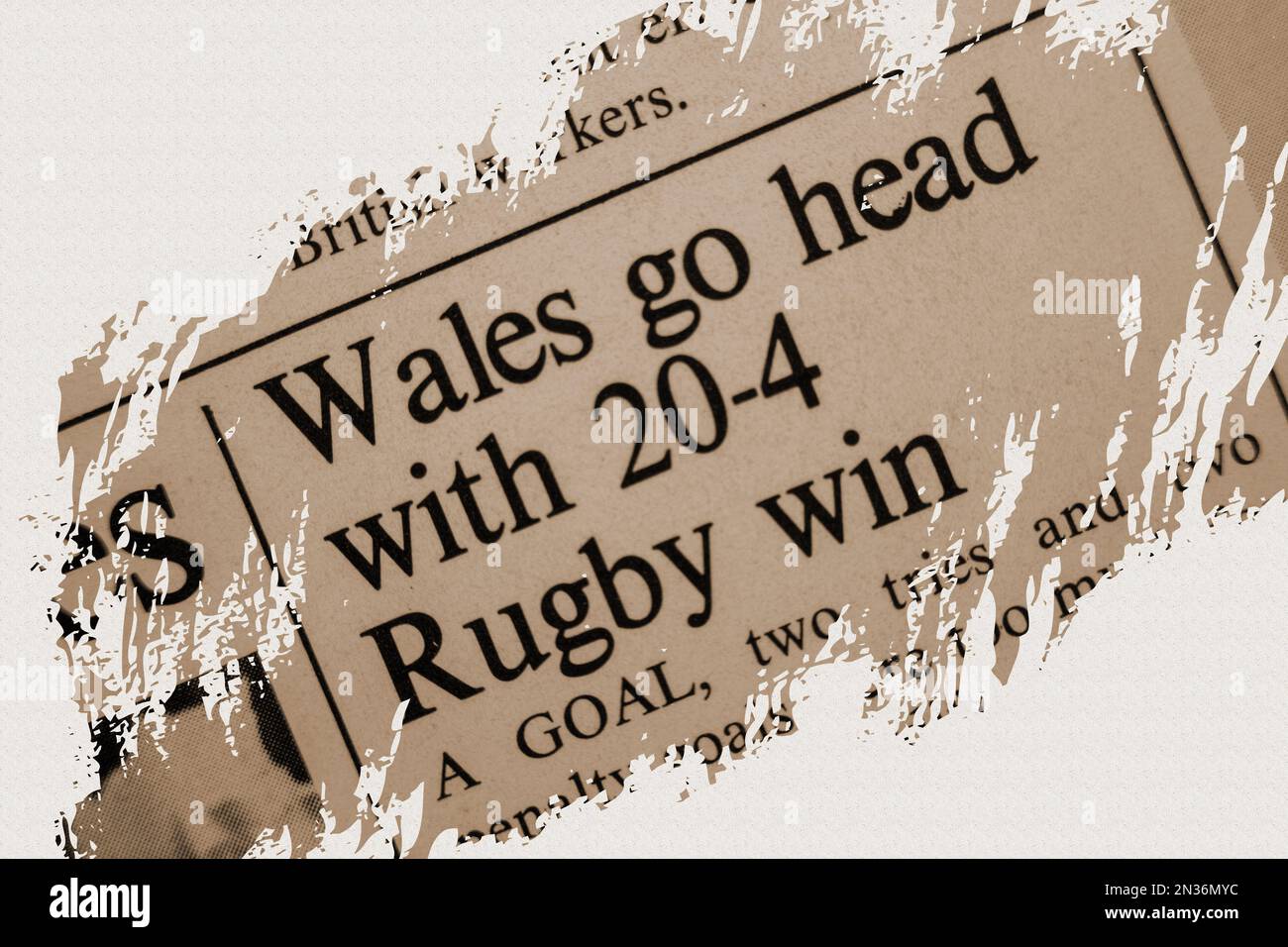 Wales Schieß los. mit 20-4 Rugby WIN - News Story aus 1975 Zeitungsüberschrift mit Überlagerung in Sepia Stockfoto