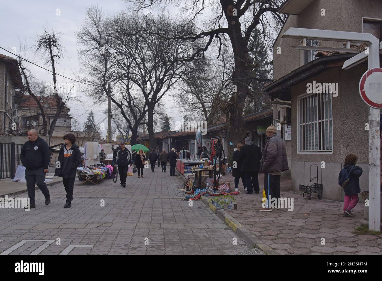 Leute, die in der bulgarischen Stadt Velingrad durch Marktstände schlendern und Gebrauchtwaren und neue Waren verkaufen Stockfoto