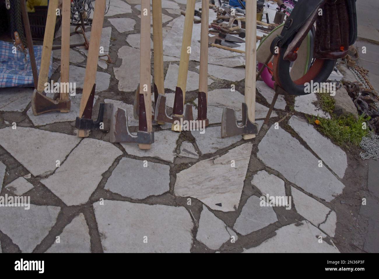 Handgeschmiedete Äxte zum Verkauf auf einem Straßenmarkt in der Stadt Velingrad, Bulgarien Stockfoto