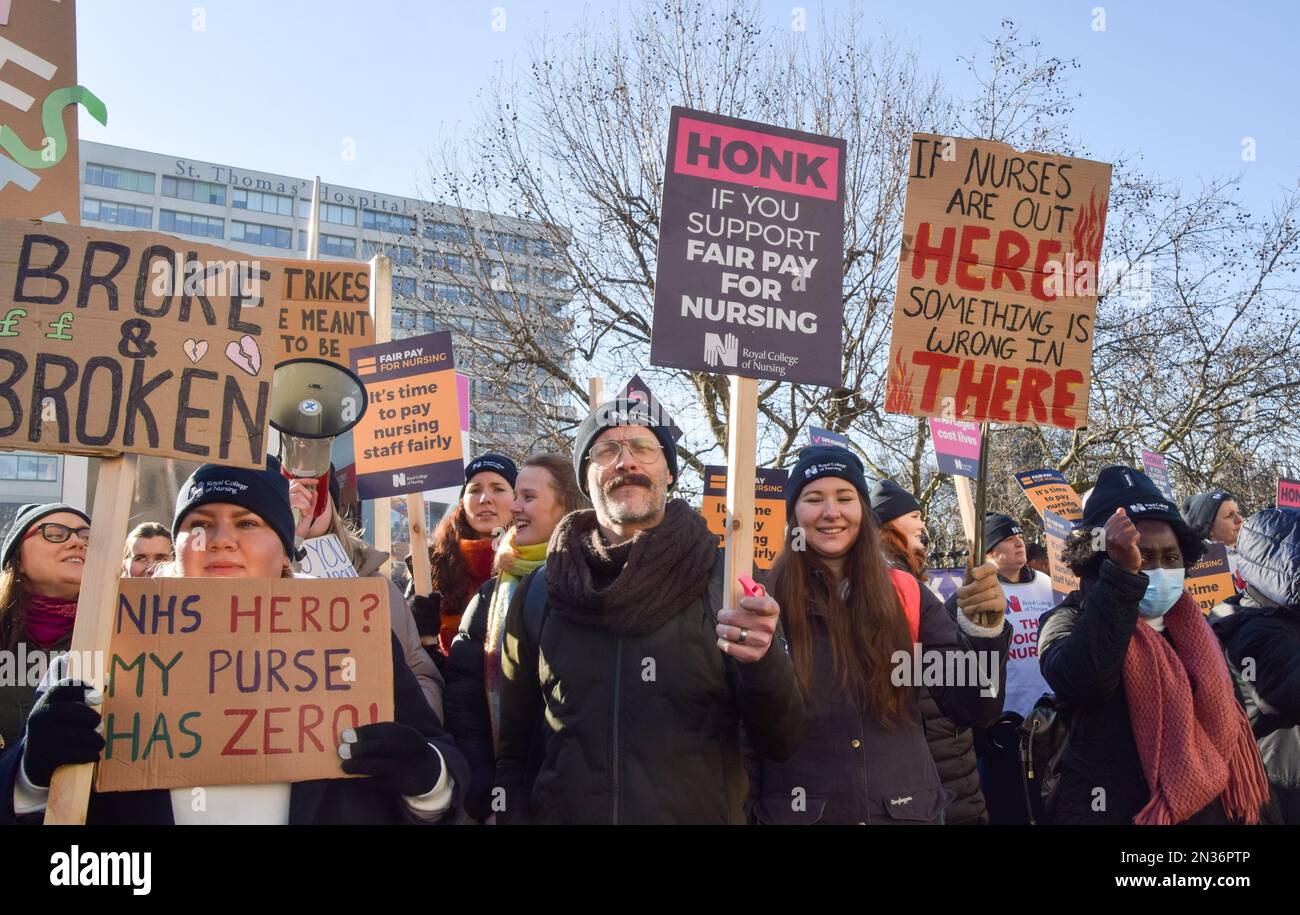 London, Großbritannien. 07. Februar 2023. Krankenschwestern halten während der Demonstration im Streikposten vor dem St. Thomas' Hospital Plakate, um eine gerechte Bezahlung zu unterstützen, während Tausende von NHS-Krankenschwestern ihre Streiks fortsetzen, um zu viel zu bezahlen. (Foto: Vuk Valcic/SOPA Images/Sipa USA) Guthaben: SIPA USA/Alamy Live News Stockfoto