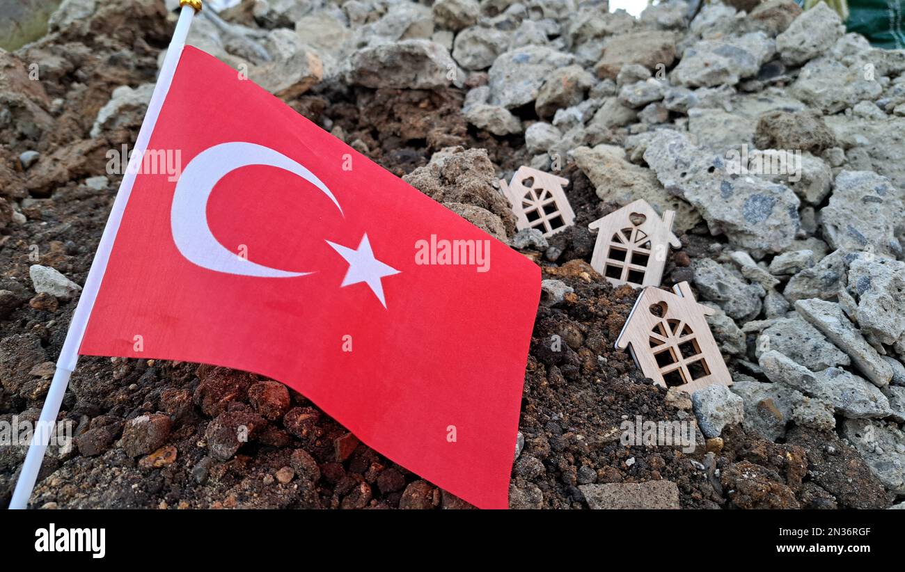 Nationalflagge der Türkei auf dem gebrochenen Boden, Erdbebenkonzept 2023 Tragödie. Hochwertiges Foto Stockfoto