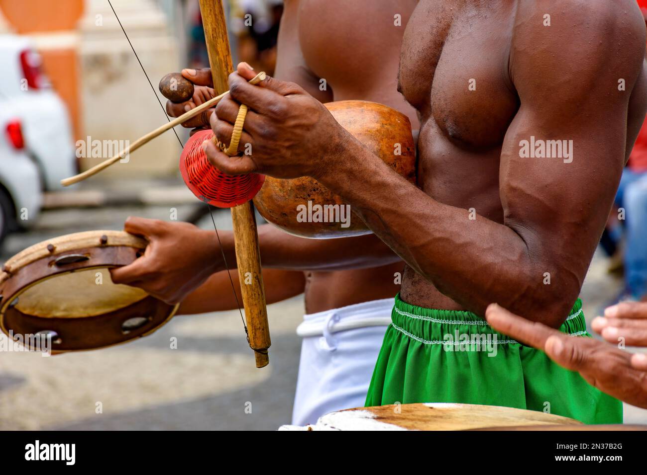 Musikinstrumente, die während der Capoeira-Aufführung in den Straßen von Pelourinho in Salvador auf Bahia verwendet werden Stockfoto