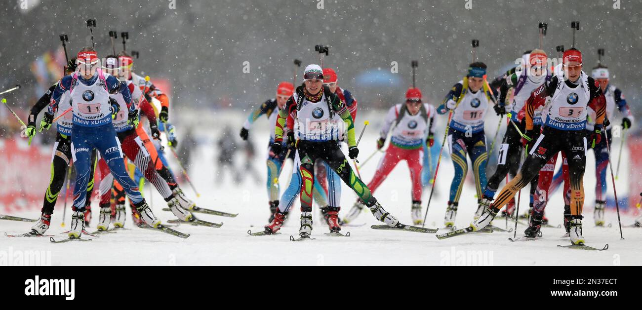 Winner Czech Republic's Eva Puskarcikova, from left, second placed Nadezhda Skardino from Belarus, center, and third placed Franziska Preuss from Germany lead the field after the start to the women's 4x6 km relay at the Biathlon World Cup in Ruhpolding, Germany, Wednesday, Jan. 14, 2015. (AP Photo/Matthias Schrader) Stockfoto