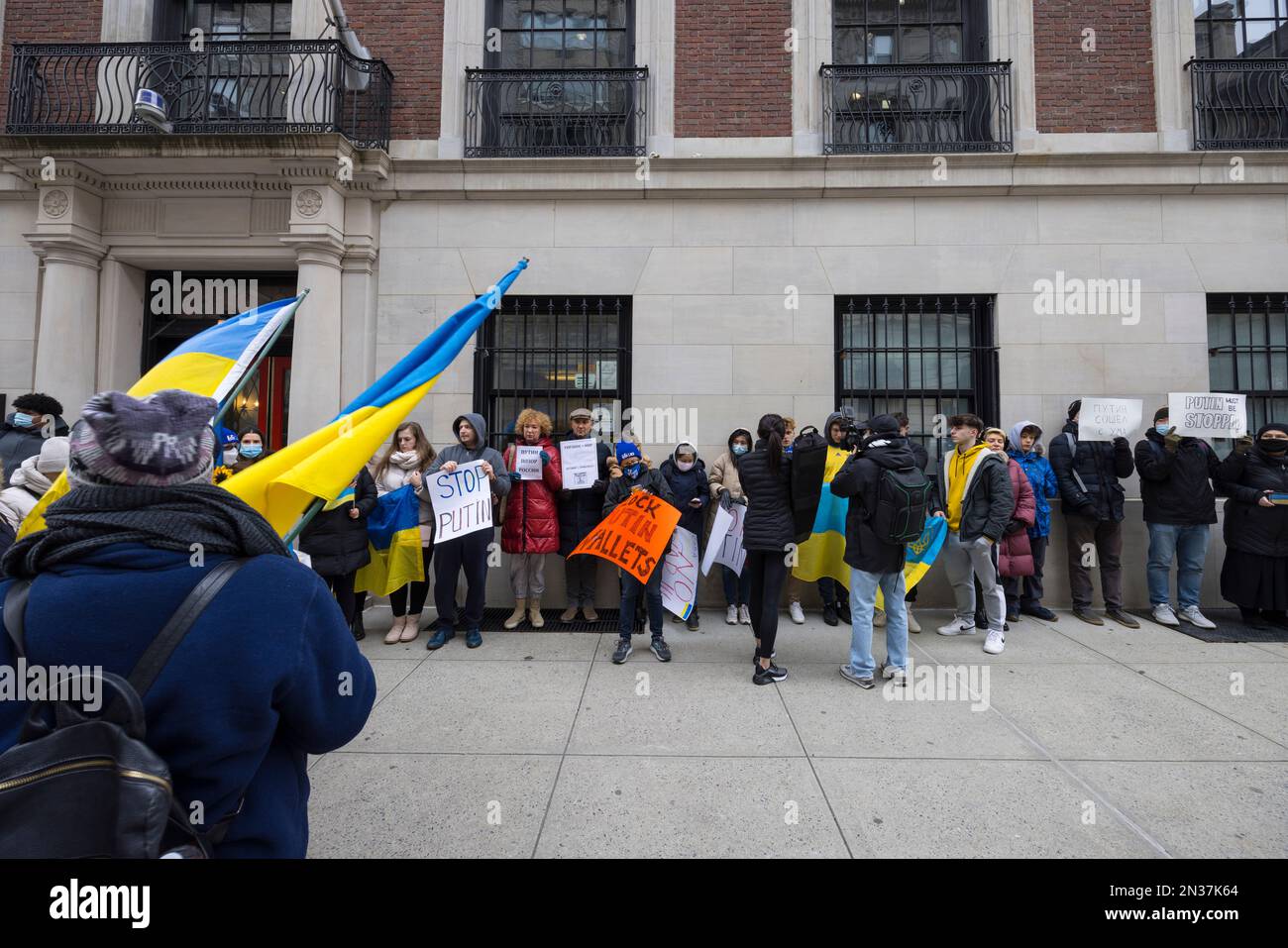 NEW YORK, NEW YORK, USA - FEBRUAR 24: Die Menschen singen und halten Schilder hoch, auf denen "Stop Putin" steht, während die Ukrainer gegen die russische Invasion von der anderen Seite protestieren Stockfoto