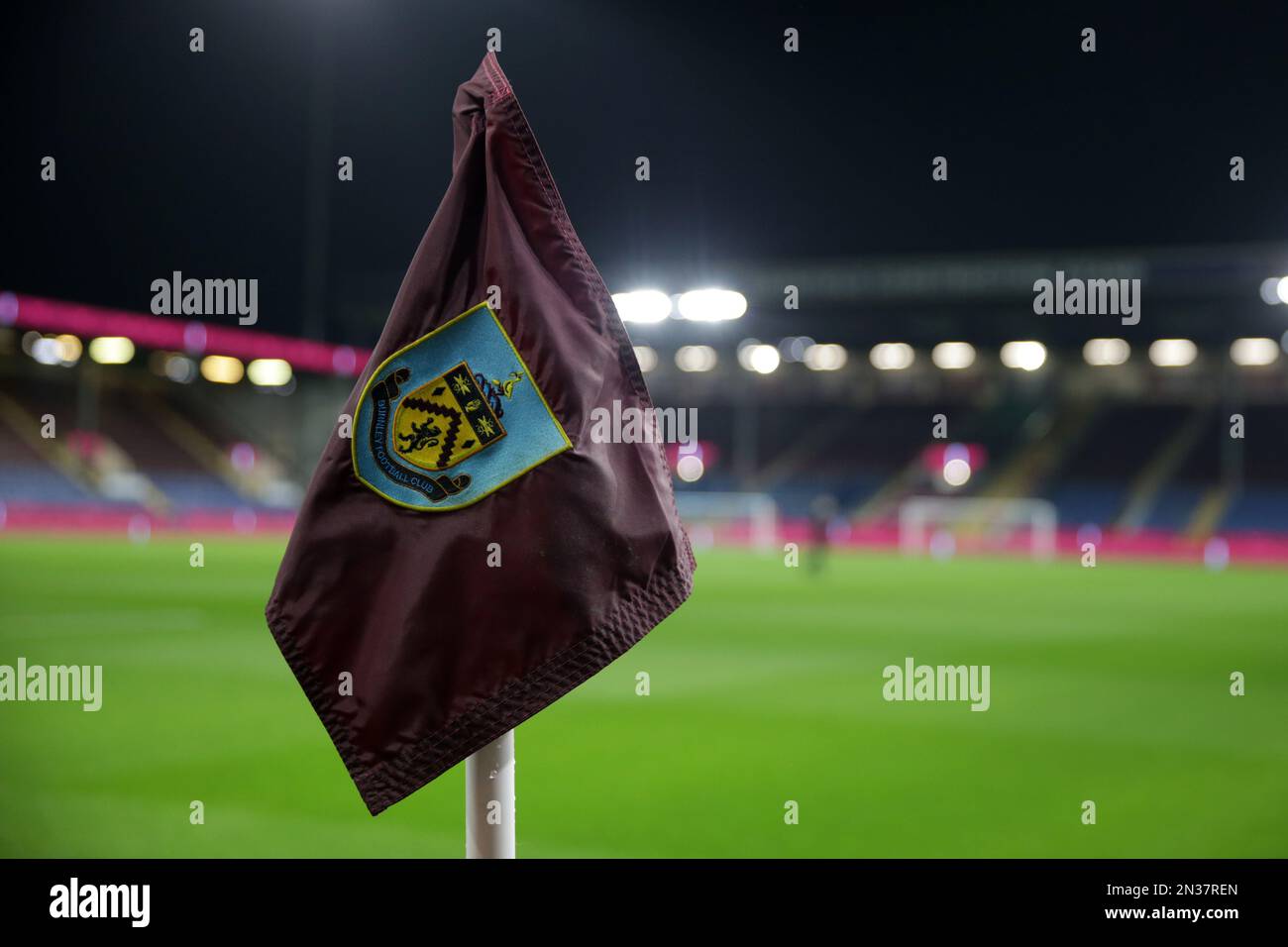 7. Februar 2023: Turf Moor, Burnley, Lancashire, England; FA Cup Fußball, Burnley gegen Ipswich Town; das Wappen des Burnley FC auf einer Eckflagge Stockfoto