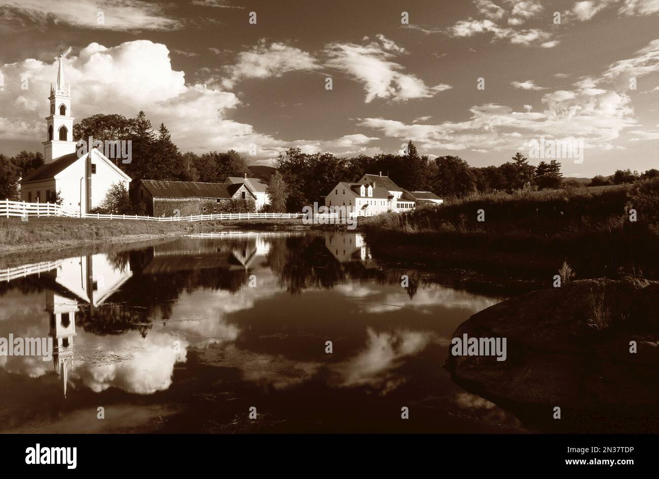 Gebäude spiegelt sich im Wasser, Tamworth, New Hampshire, USA Stockfoto