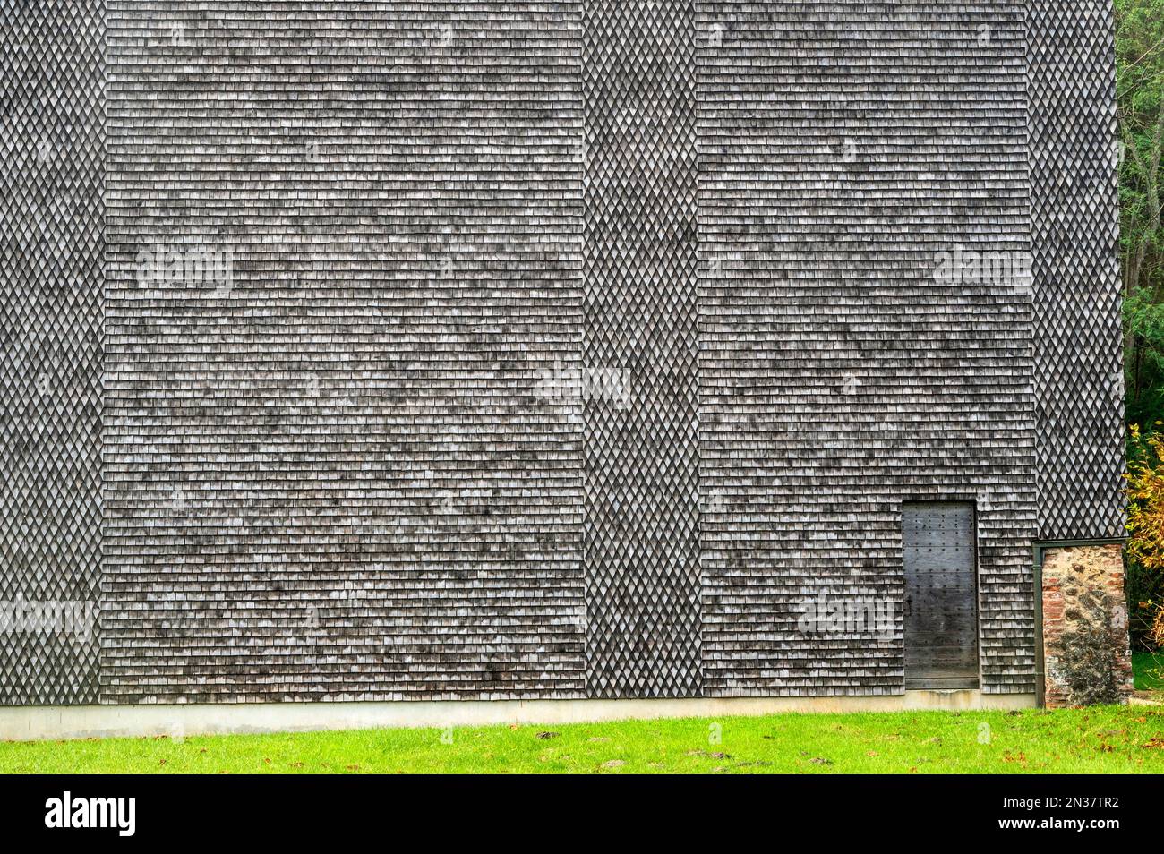 Die Fassade der Veranda (Turm) des Prieuré de Mimizan, Departement Landes, Südwestfrankreich, ist auf einer Seite mit Zeder bedeckt Stockfoto